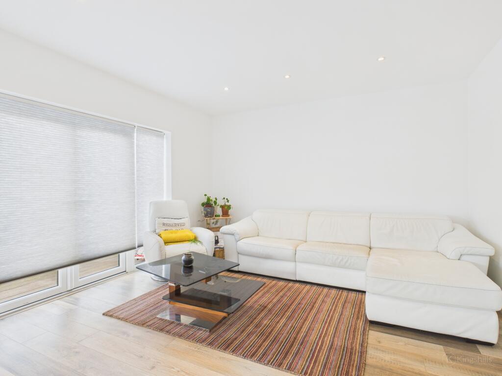 CAM02119G0-PR0450-STILL008