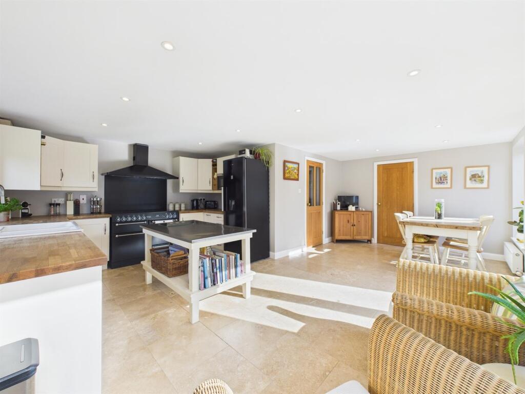 Fabulous Open Plan L-Shaped Living Kitchen