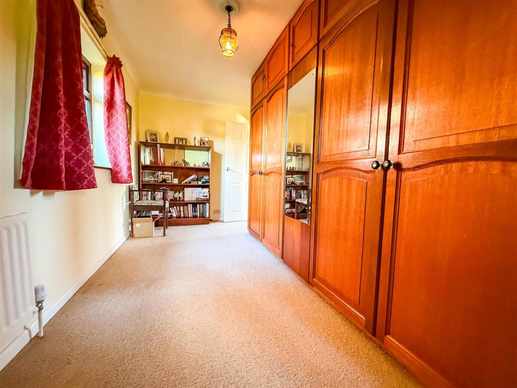 DRESSING ROOM / STUDY