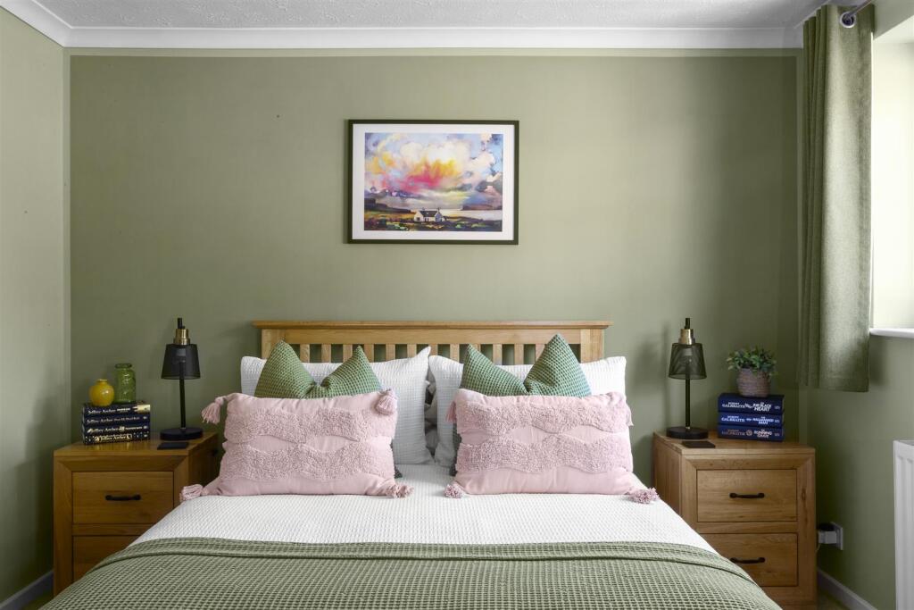 11 Calverley Crescent, HP13 5EU NEW-1.jpg