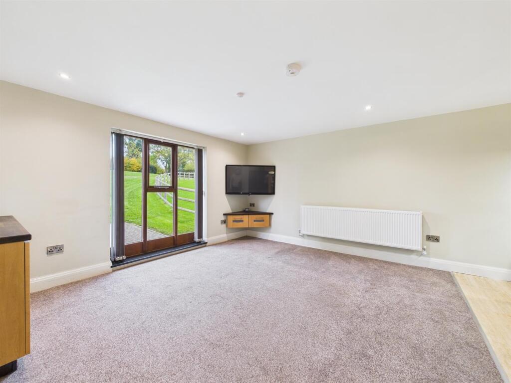 Lounge/Dining Area
