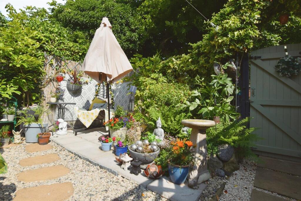 b587540b-garden 20feature.JPG