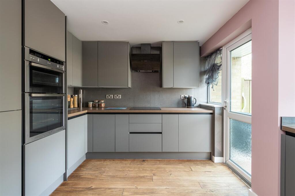 33 Lambeth Close kitchen1.jpg