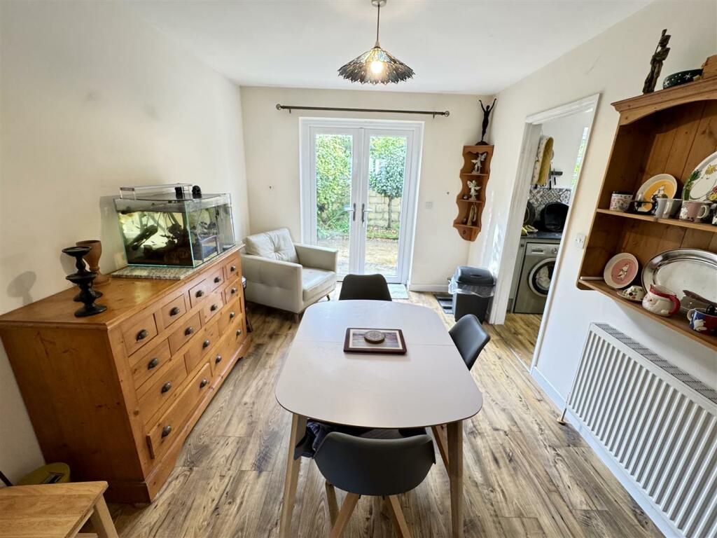 OPEN PLAN ARRANGEMENT TO DINING ROOM