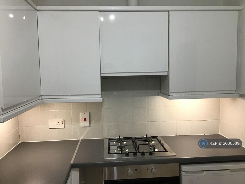 Newly Fitted Kitchen With Washing Machine