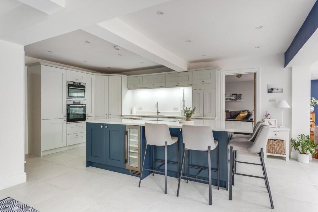 Kitchen b.jpg