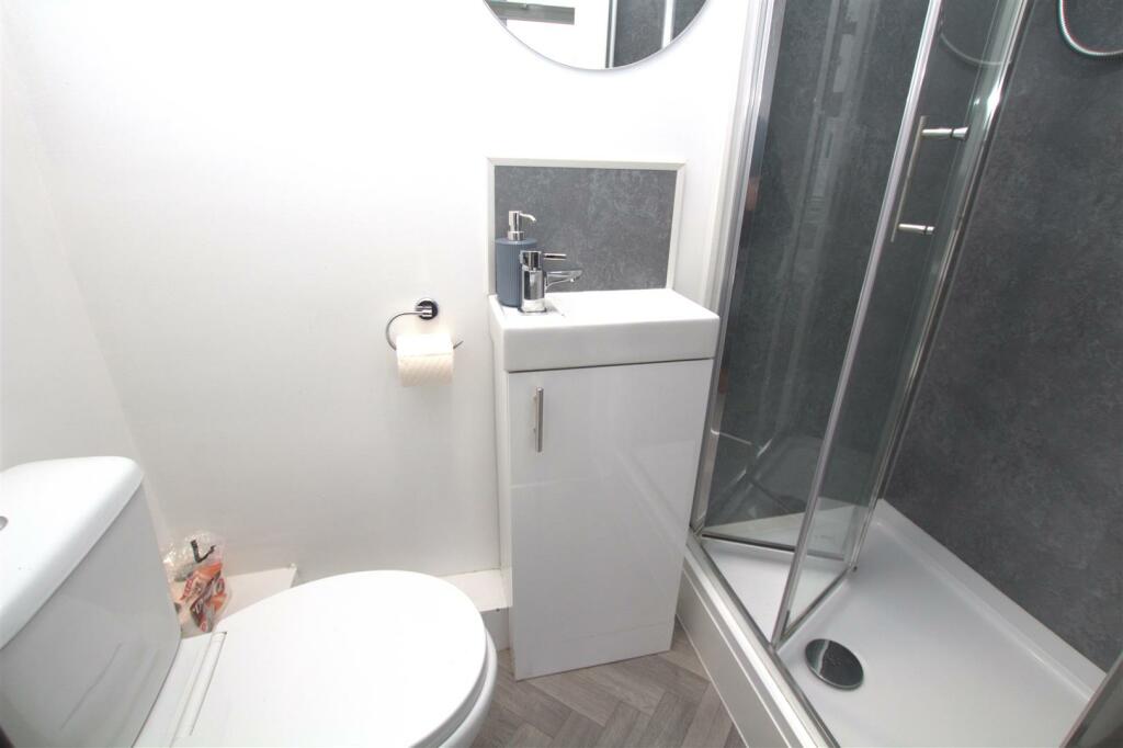 room 1 en-suite.jpg