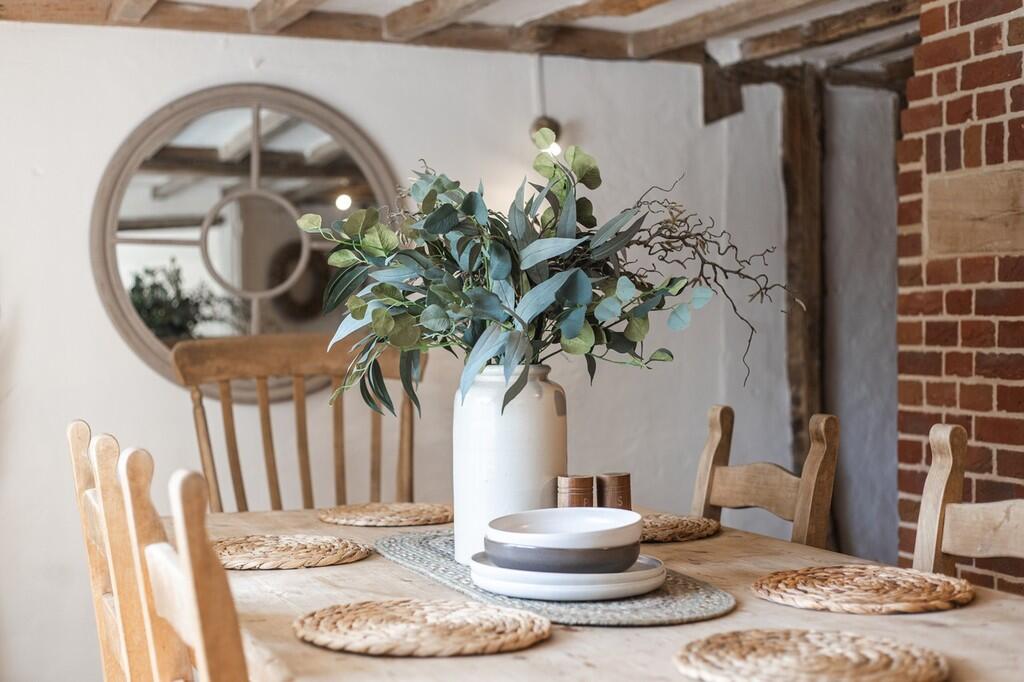 White Cottage Hou...