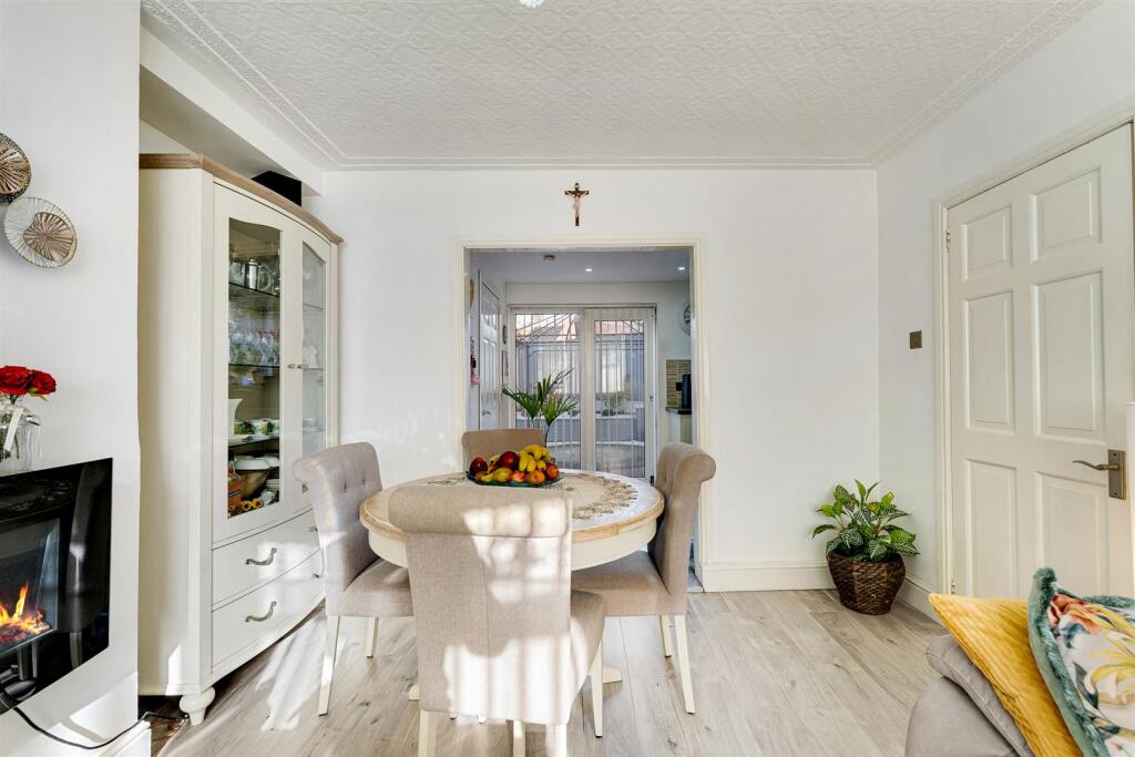 65 Hathersage Road dining area.jpg