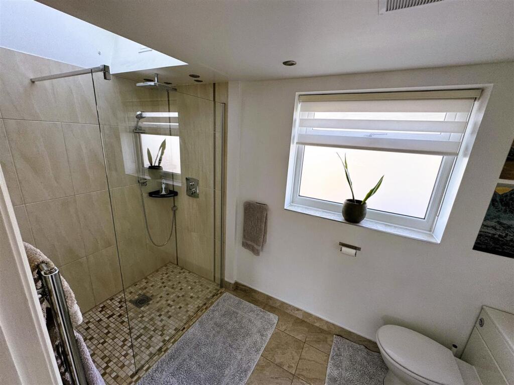 24 - Ensuite.jpg