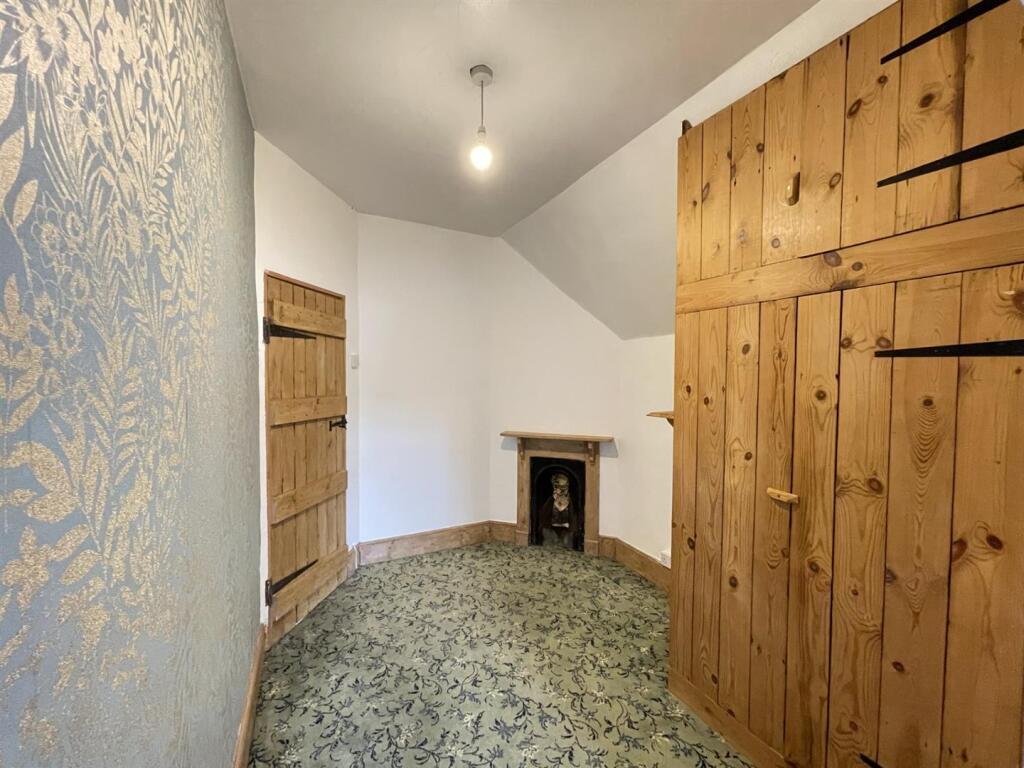 Dressing area to Bedroom 3