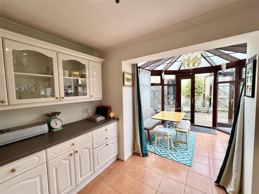KITCHEN/DINING ROOM