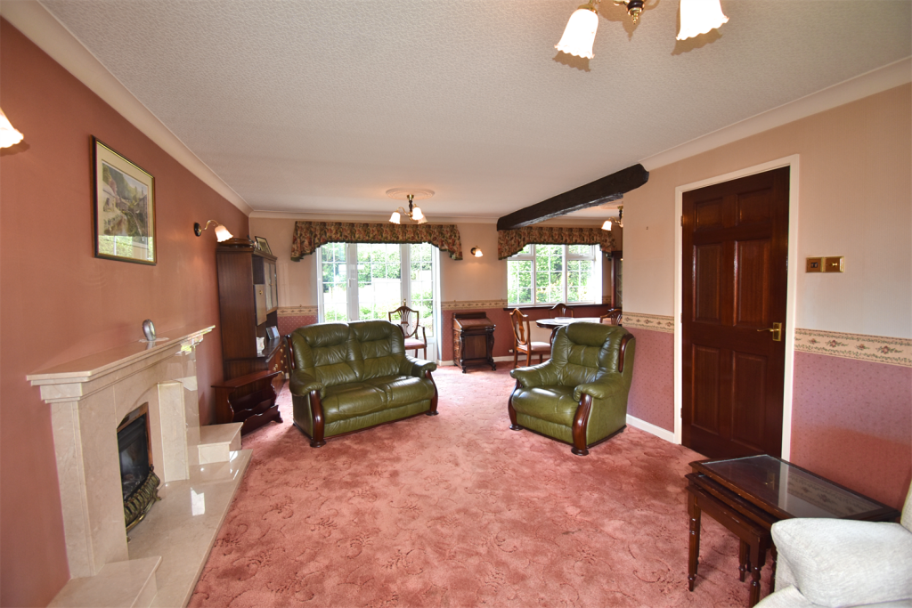 Sitting / Dining Roo