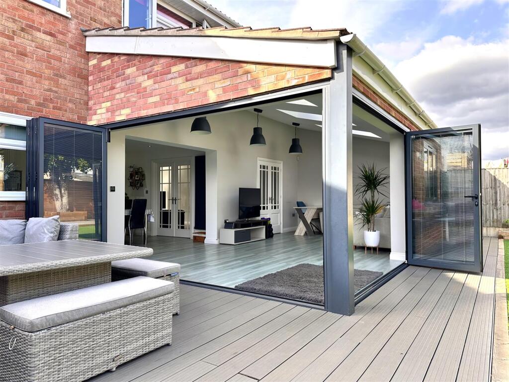 BI-FOLD DOORS &amp; Outdoor Seating Space 355