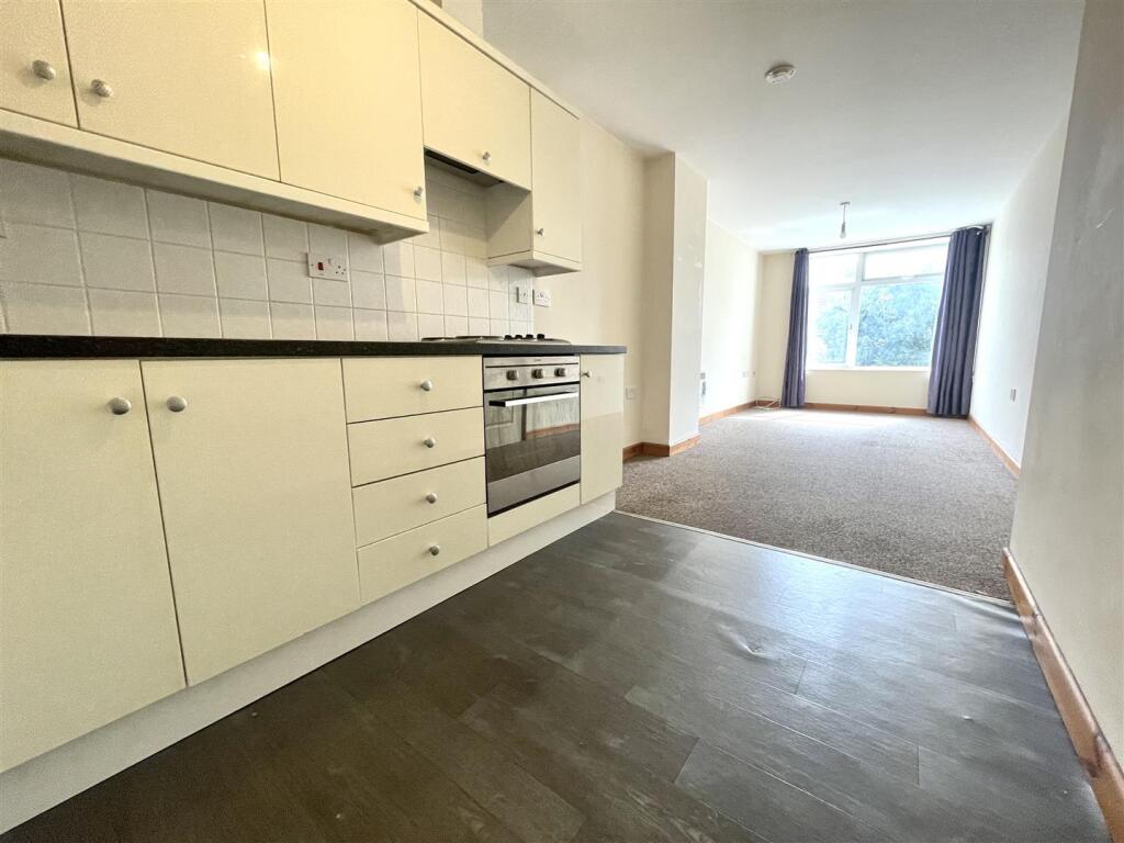 Kitchen / Lounge