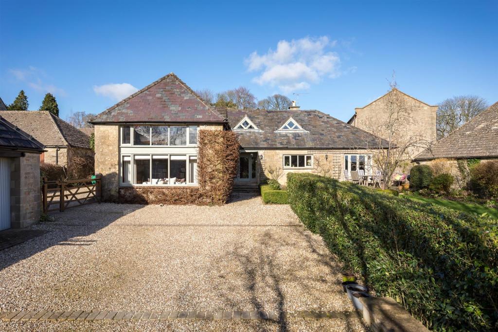 8 - Manor Barn - GL53 9PD - Web.jpg