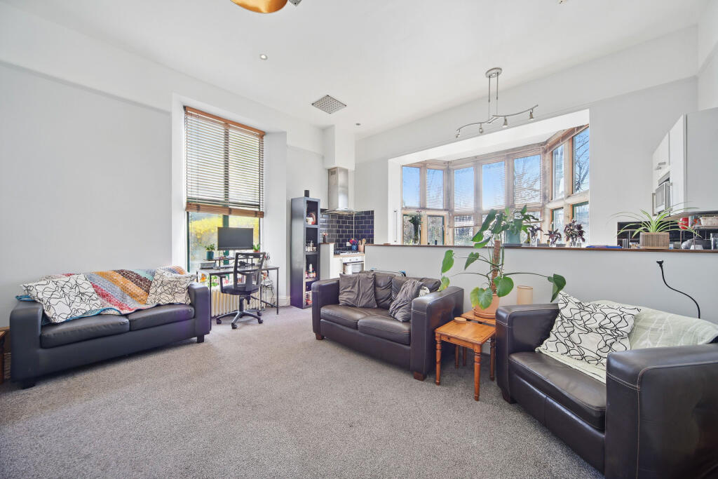 Living room/ kitchen