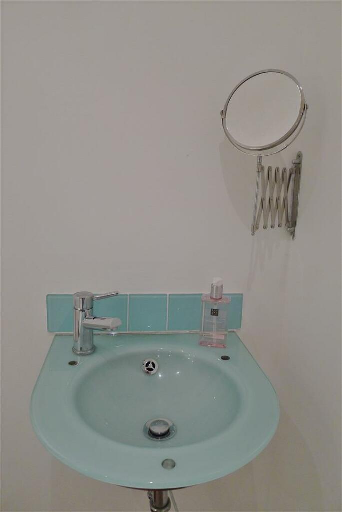 Ensuite wash hand basin