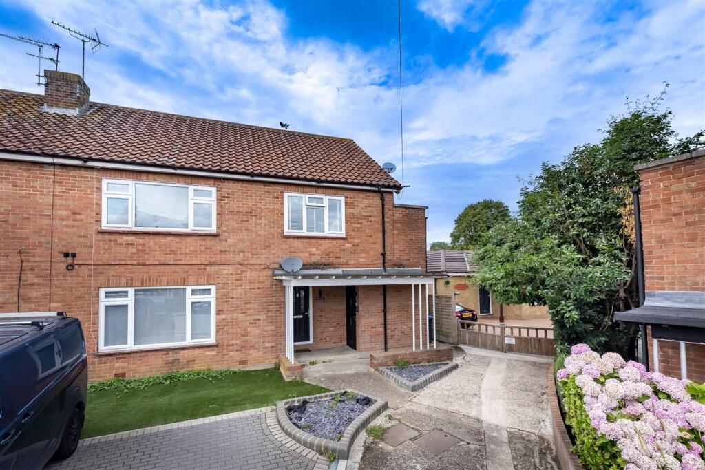 16a Amesbury Close (15).jpg