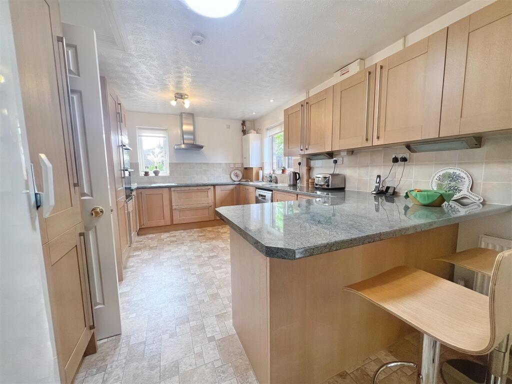 Kitchen/ Breakfast Room