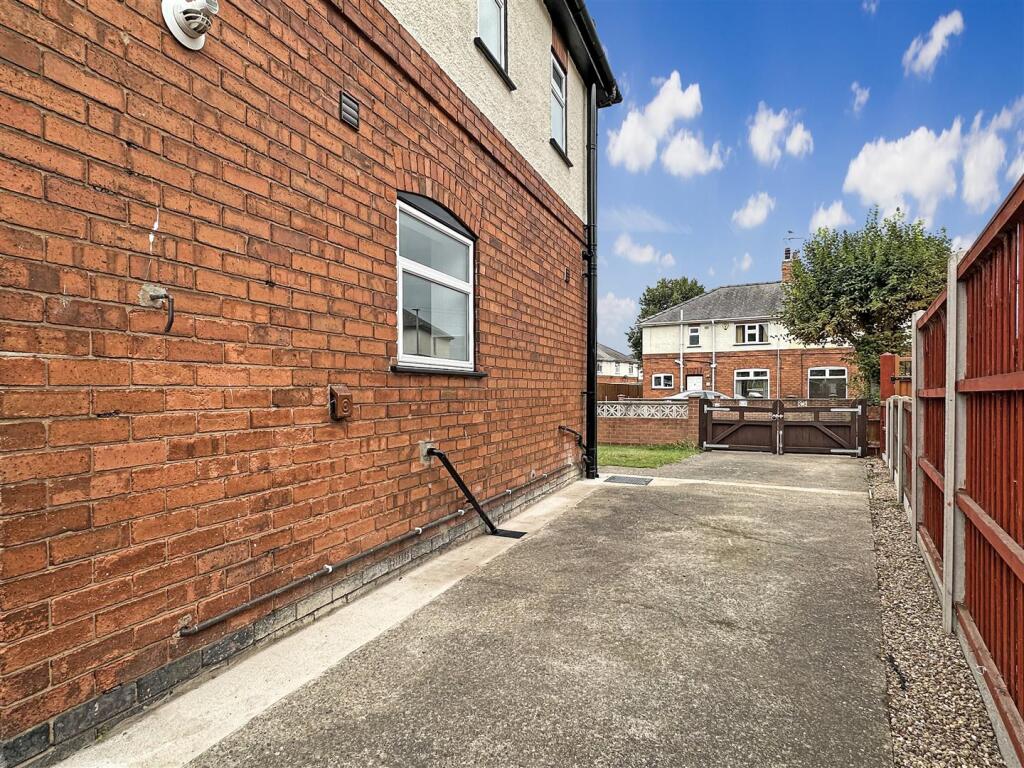 Extensive Gated Driveway 115