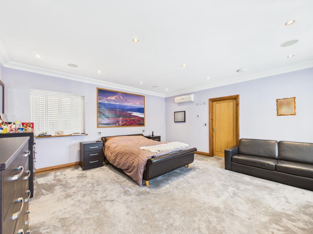 CAM04024G0-PR0024-STILL009