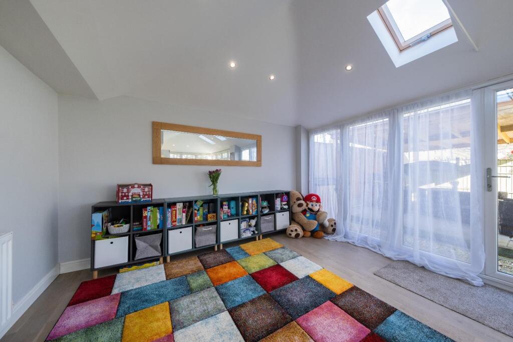 27 Hockenhull Crescent-027.jpg