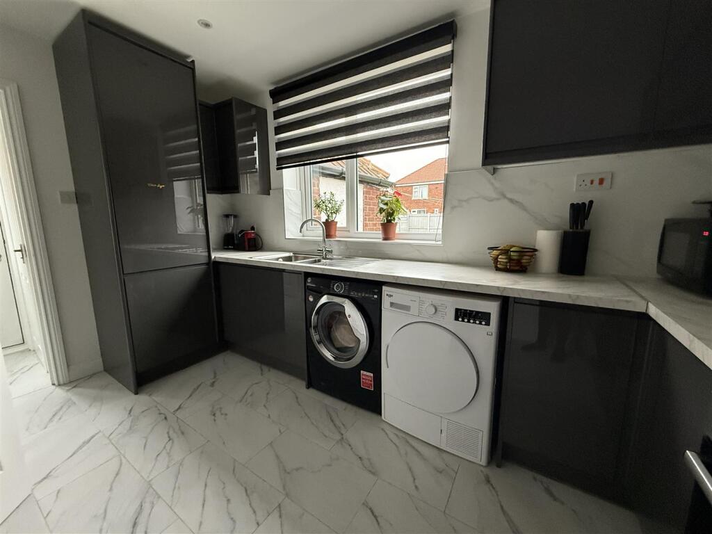 KITCHEN &amp; DINER