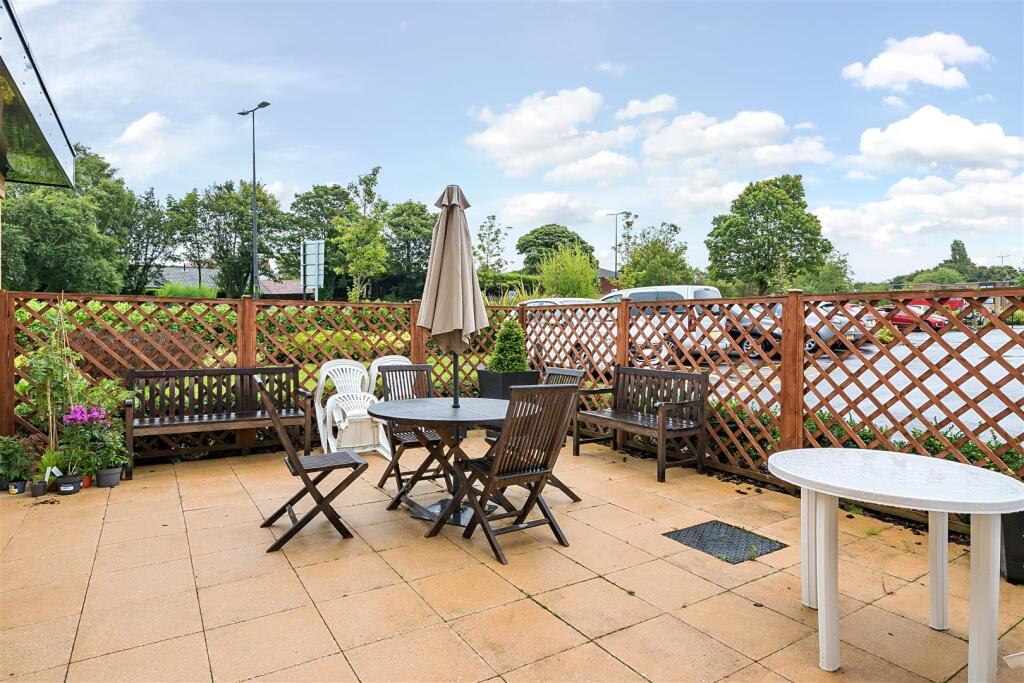 Owners Patio Area (4).jpg