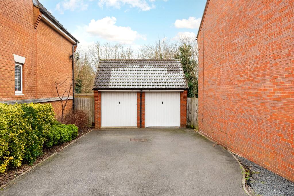 Dbl Garage &amp; Drive