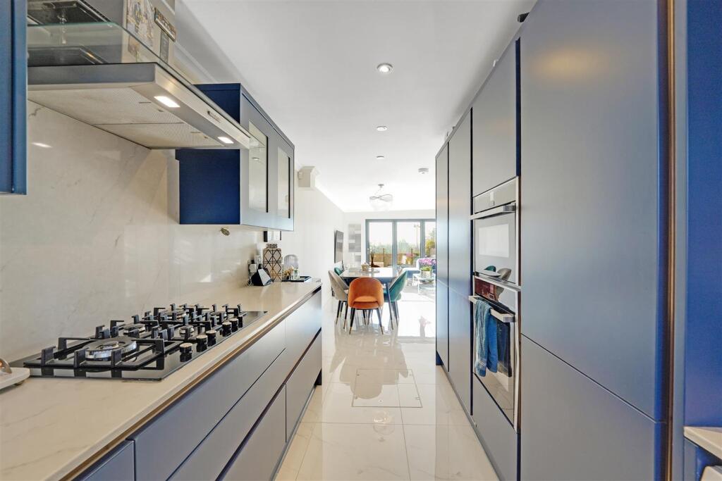 Kitchen 2.jpg