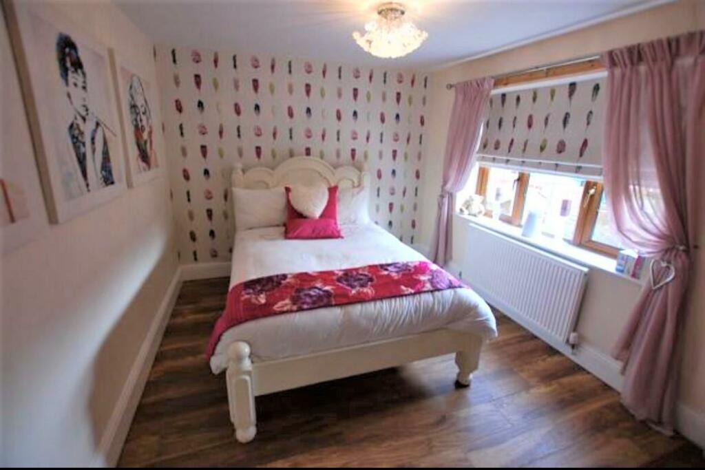 ARE324bed1.jpg