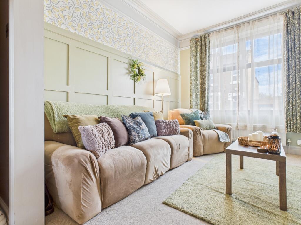 CAM03729G0-PR0161-STILL030