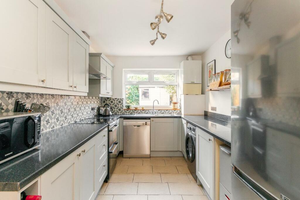 8O6RHD - Kitchen E.jpg