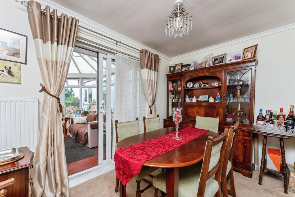 Bedroom 2/Dining