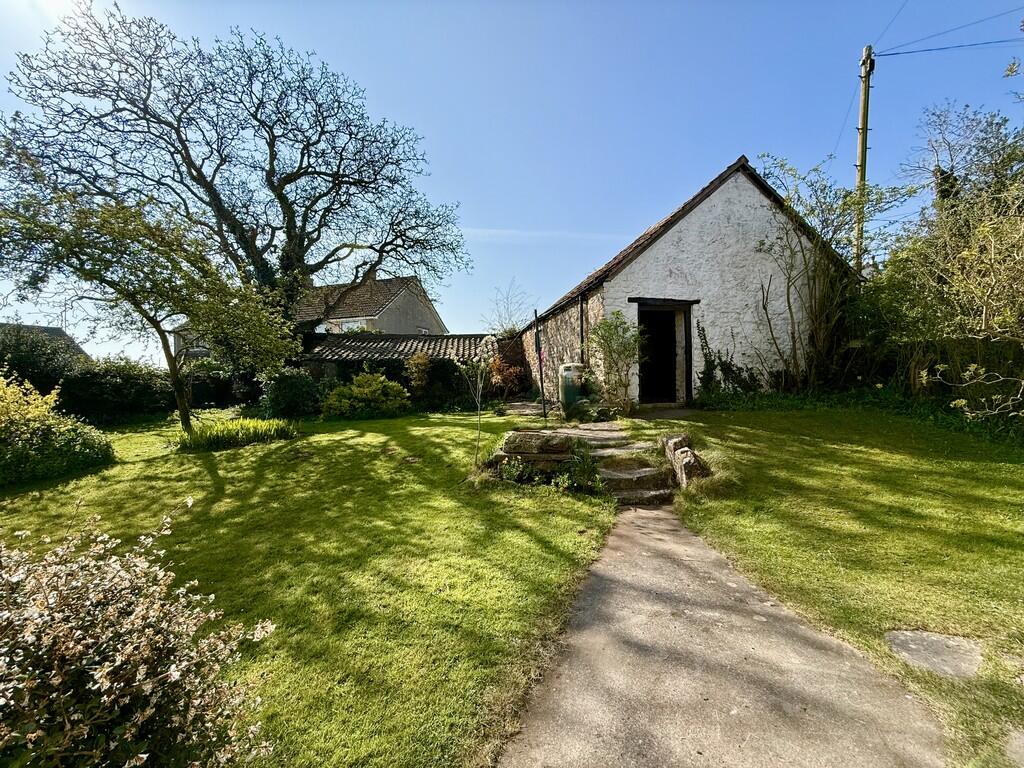 View to barn/outb...