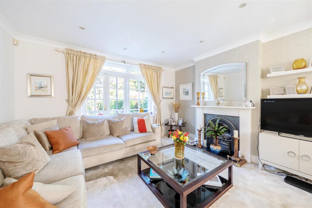 Lounge/Dining Room: