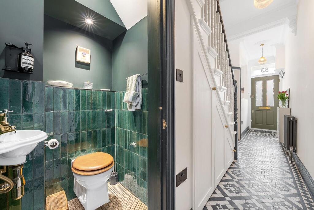 Downstairs WC.JPG