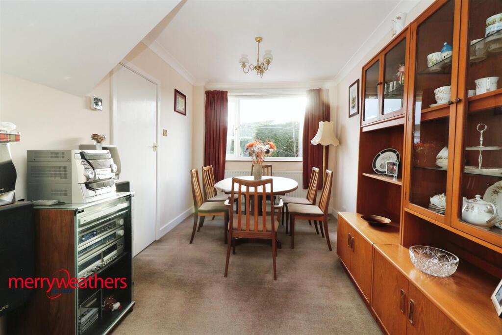 'L' SHAPED LOUNGE/DINING ROOM