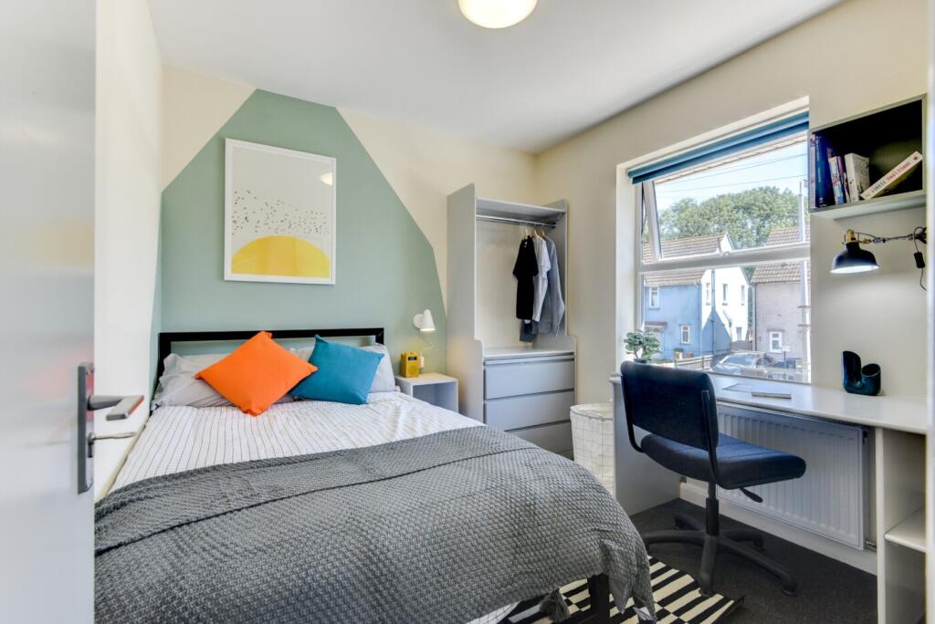 Bright, well-presented double bedroom with a co...