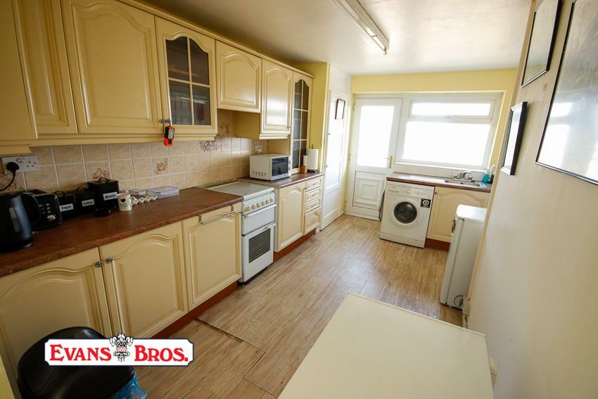 KITCHEN / BREAKFAST ROOM
