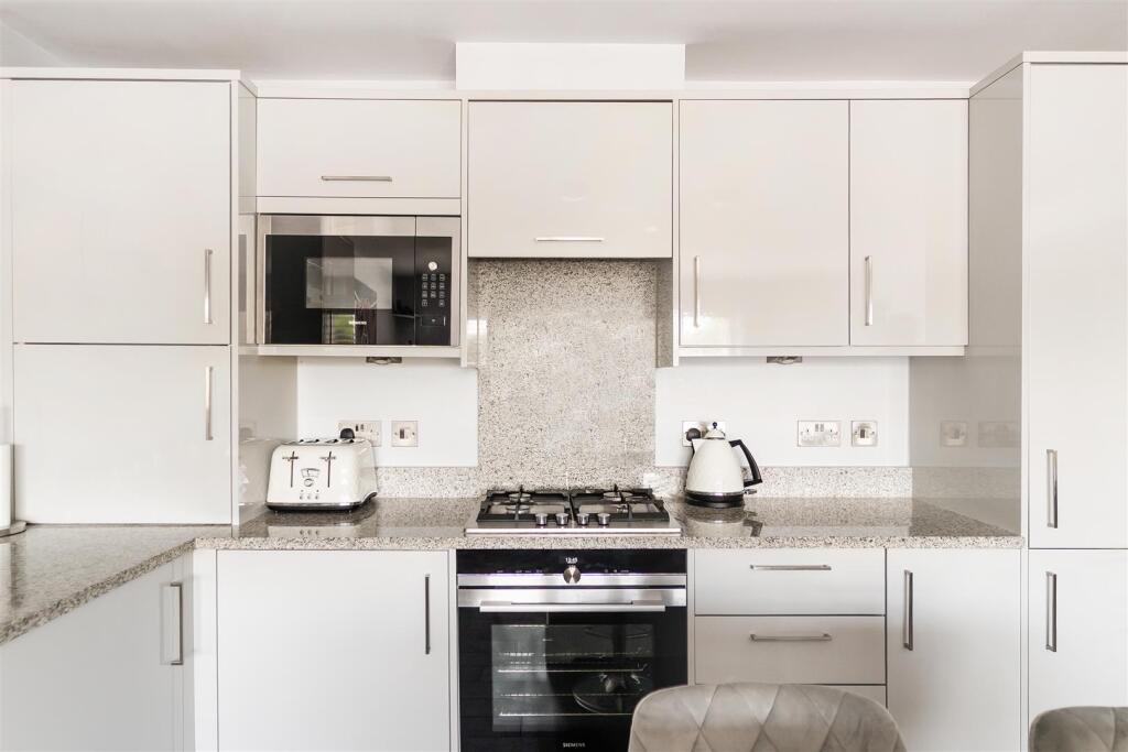 CHEQUERS LANE, CROWN HOUSE, FLAT 5 (3).jpg