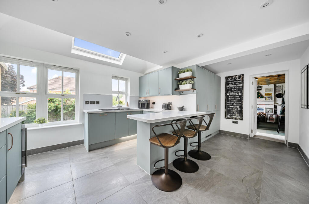 1305061-3-684b106...