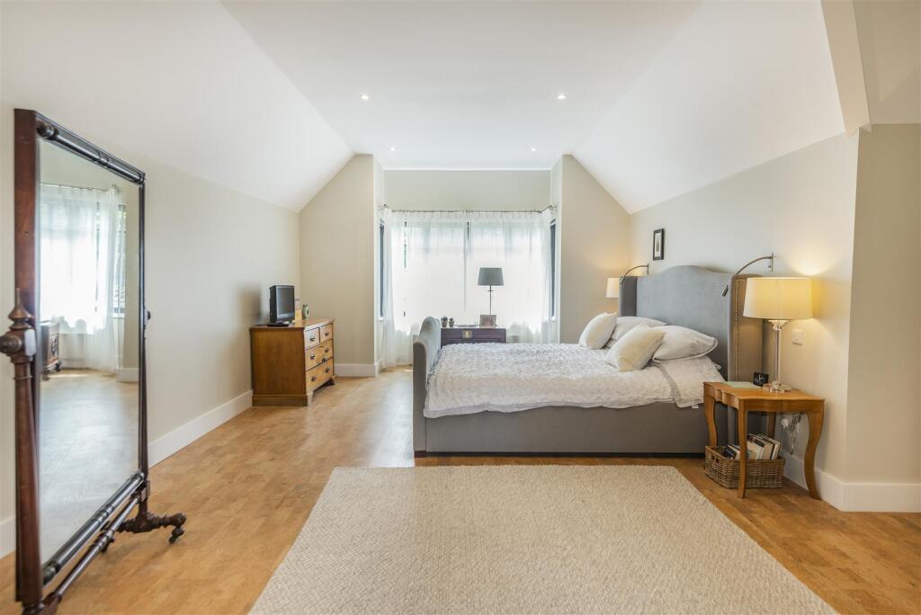 8562263-interior14.jpg