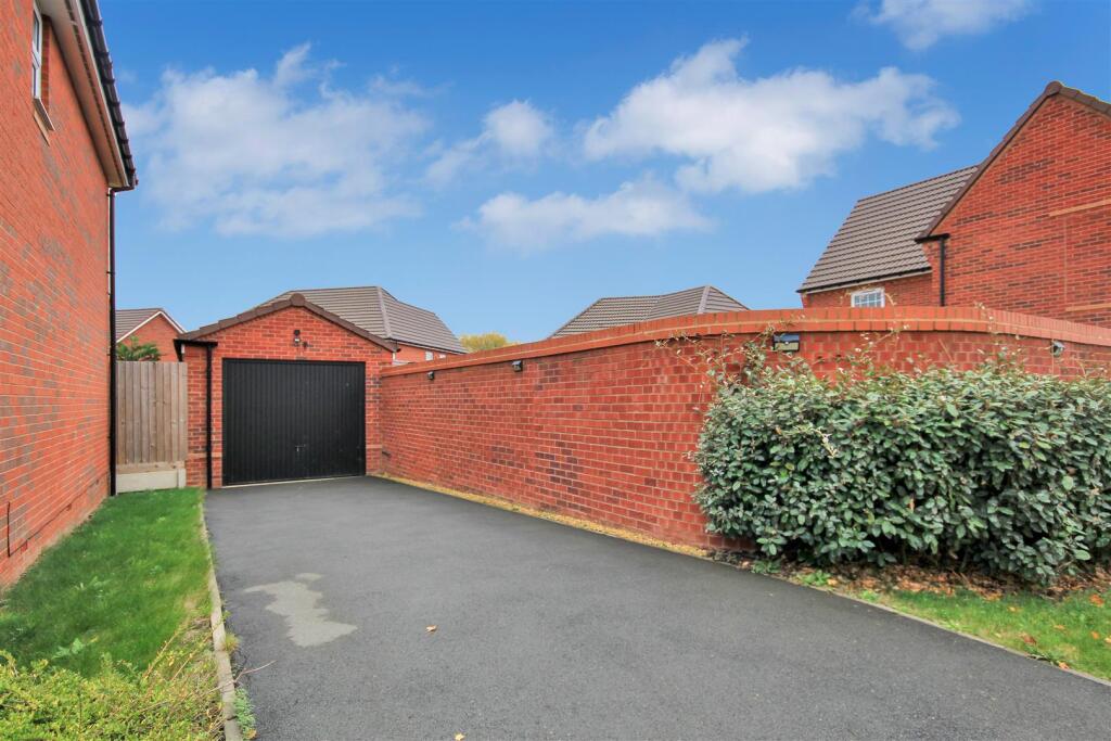 garage and parking.JPG