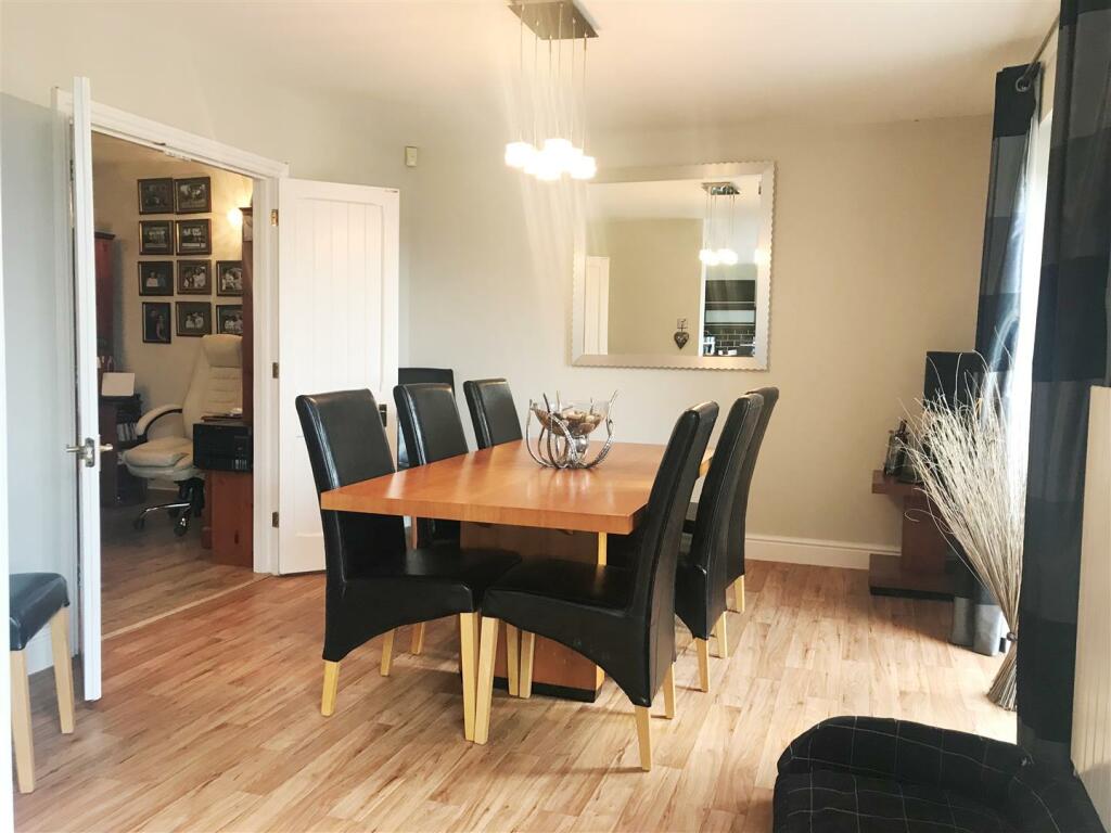 Dining 1.JPG