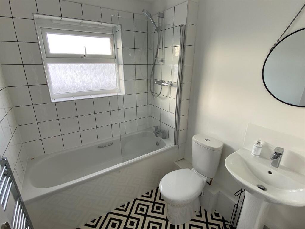 8 Luxon Drive Bathroom.jpg