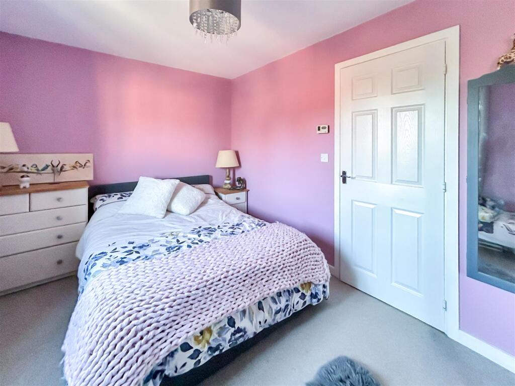 Bed 1.jpg