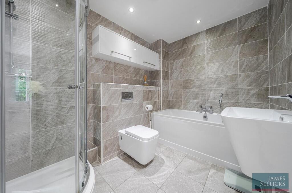 Master ensuite bathroom