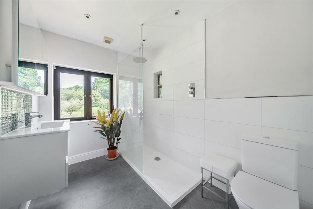En-suite shower room.jpg